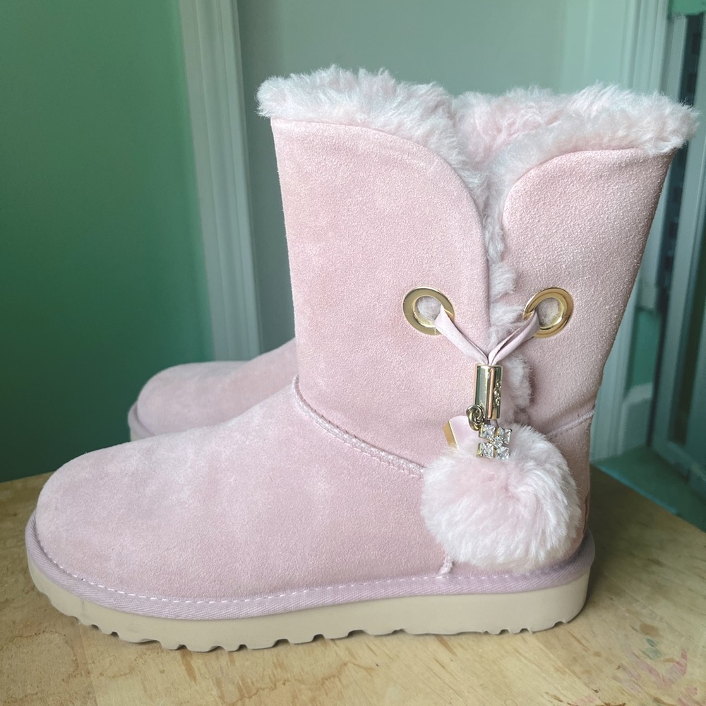 PINK UGG BOOTS WITH CHARM 🪩